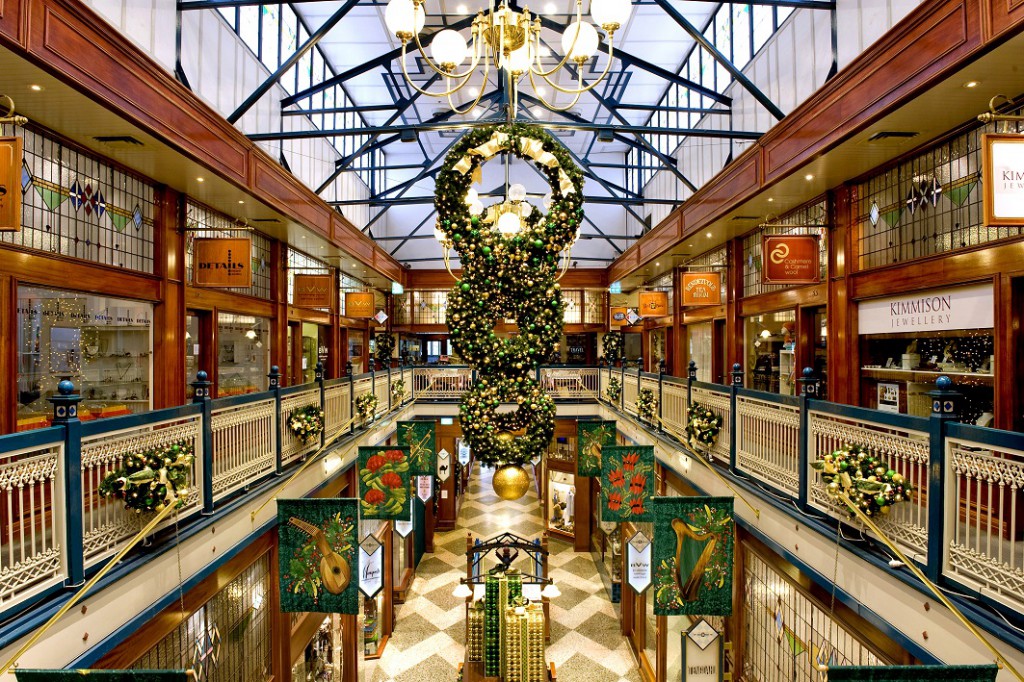Christmas-decoration-shopping-centre-Brisbane-Arcade-gold-green-wreath-display-1024x682
